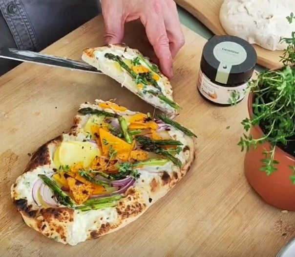 Mediterraner Dinkelfladen mit Frühlingsgemüse