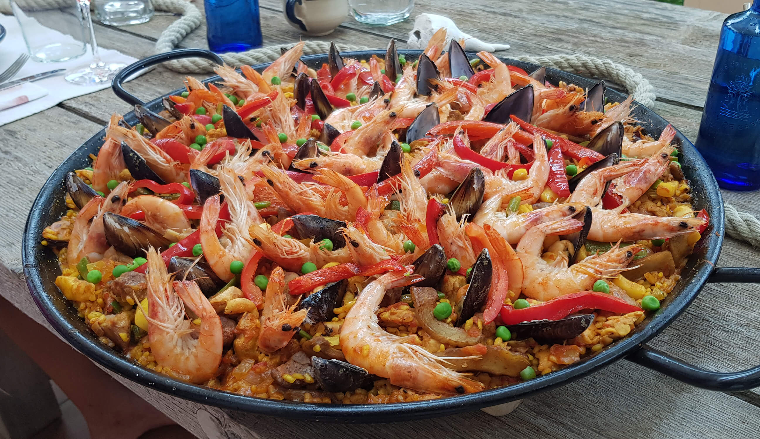 Frisch zubereitete Paella beim Catering auf Mallorca mit Meeresfrüchten und mediterranen Zutaten