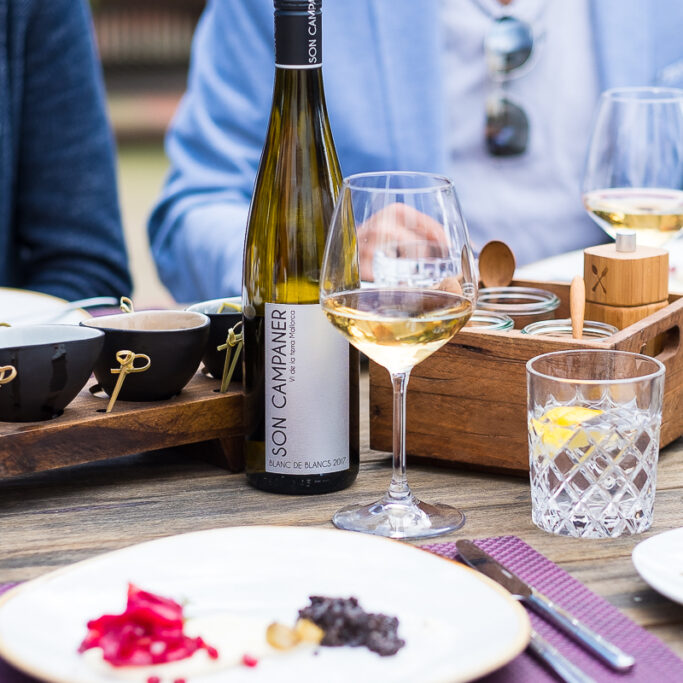 Son Campaner Wein auf dem Speisetisch für ein Cateringevent