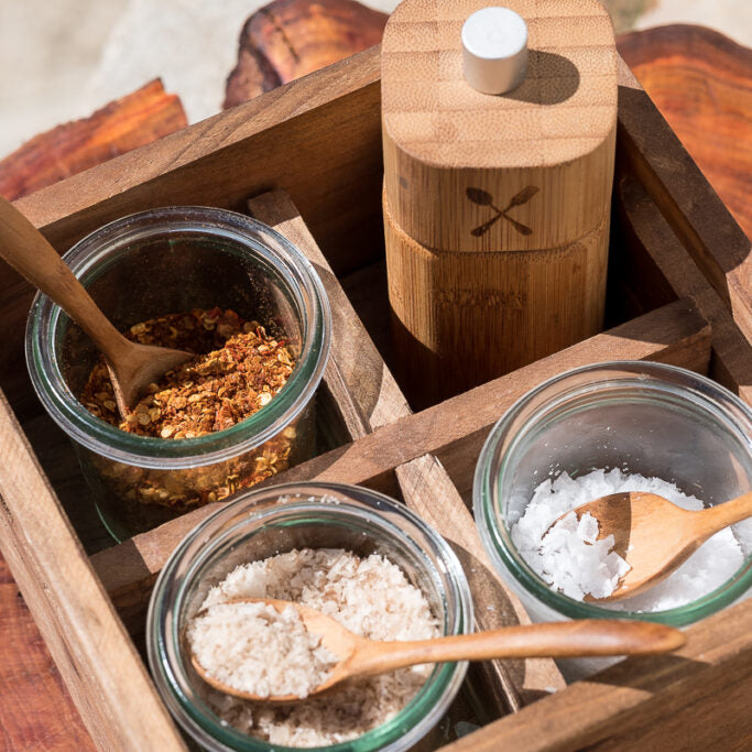 Flor de Sal und mallorquinische Gewürzmischung auf einem Holzbrett